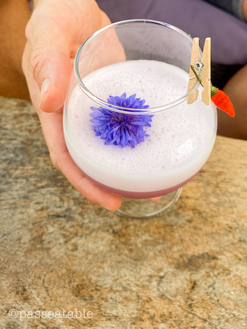 cocktail avec fleur bleue